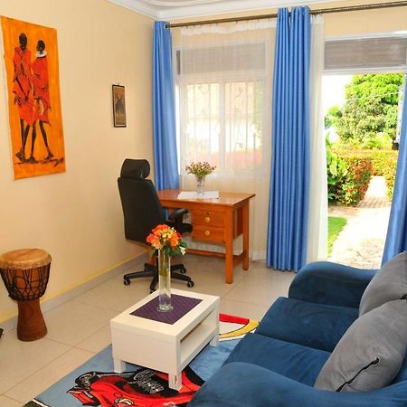 Victoria Lake View Guesthouse & Safaris Энтеббе Экстерьер фото