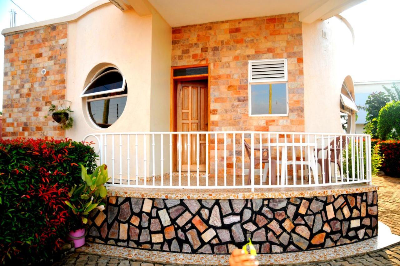 Victoria Lake View Guesthouse & Safaris Энтеббе Экстерьер фото
