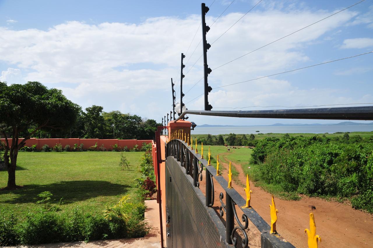 Victoria Lake View Guesthouse & Safaris Энтеббе Экстерьер фото