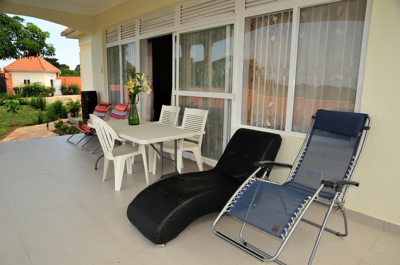 Victoria Lake View Guesthouse & Safaris Энтеббе Экстерьер фото