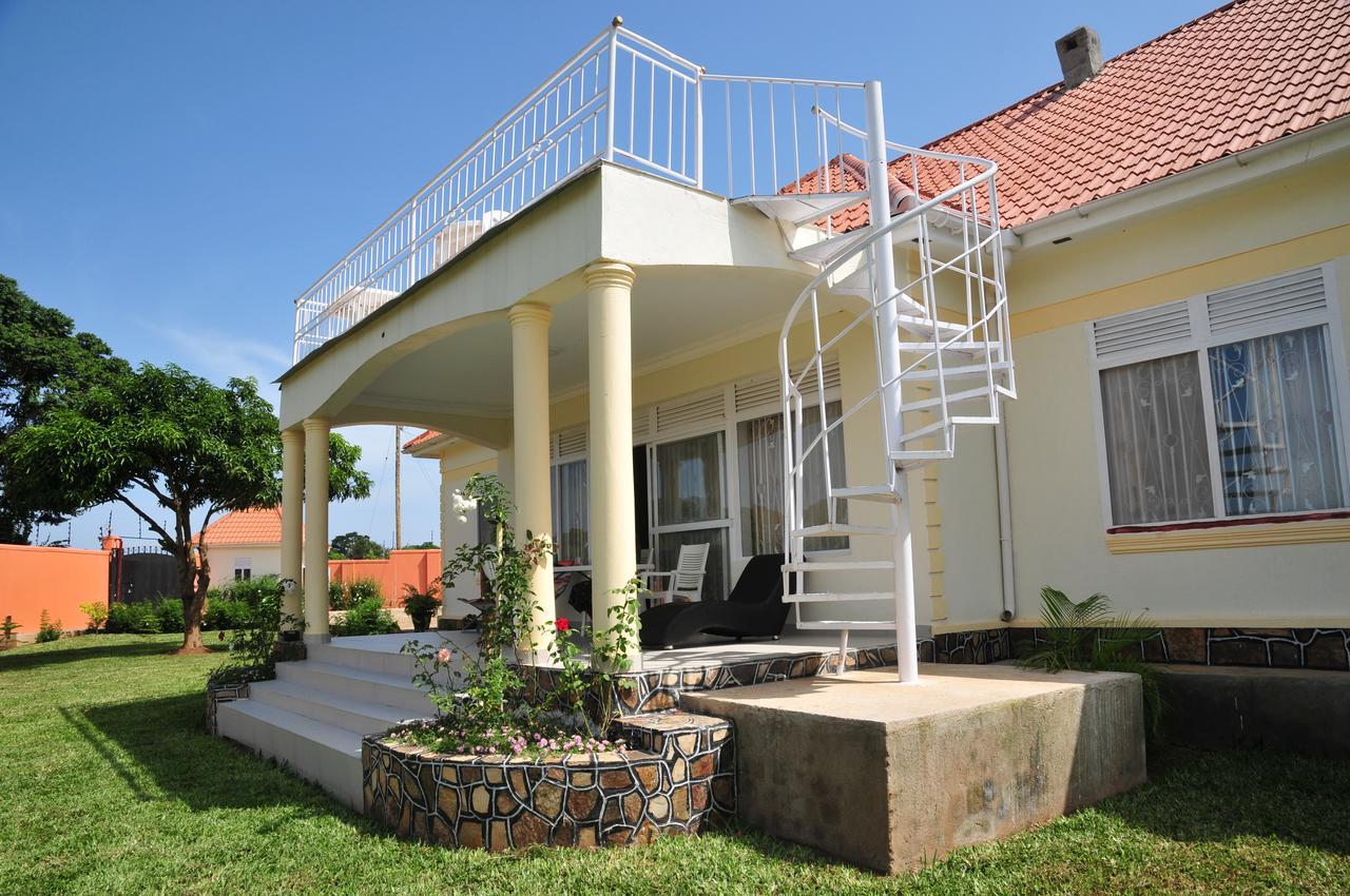 Victoria Lake View Guesthouse & Safaris Энтеббе Экстерьер фото