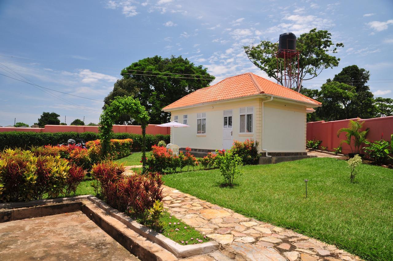 Victoria Lake View Guesthouse & Safaris Энтеббе Экстерьер фото